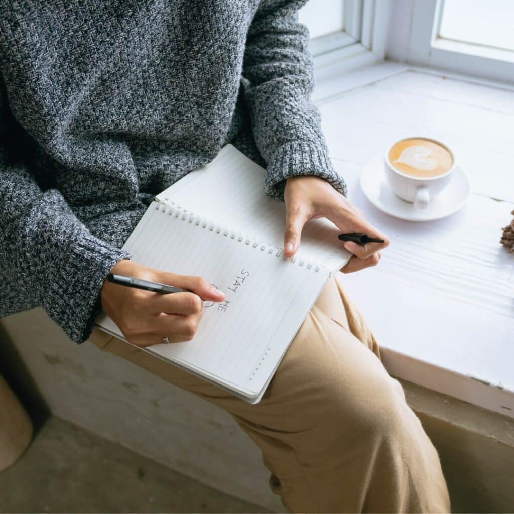 Eine Frau schreibt in ein Tagebuch