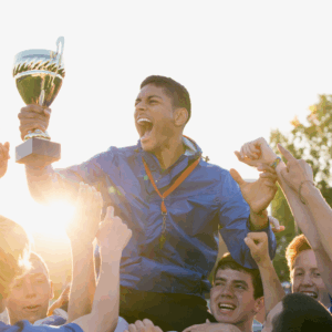 Jubelnder Sportler mit Pokal